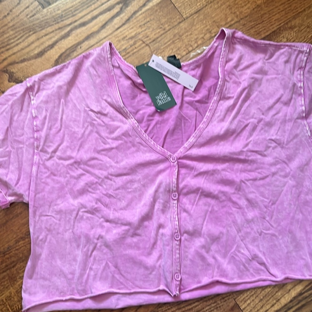 Wild fable cropped T-shirt with button detail distressed lavender medium new